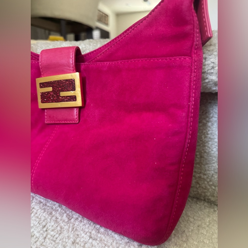 Fendi mamma baguette shoulder hobo bag in pink suede with glittery FF buckle - Picture 9 of 16